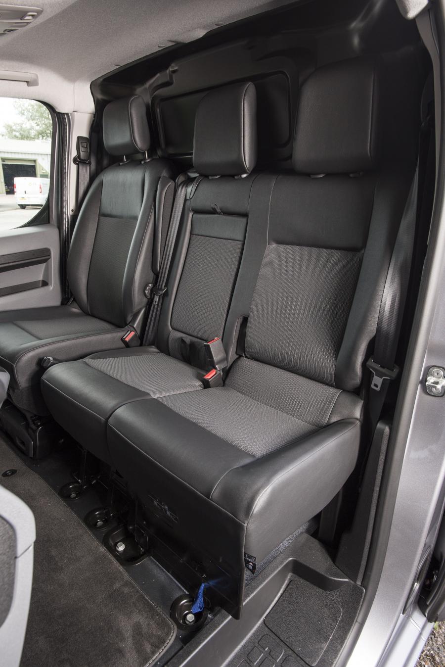 Интерьер Vauxhall Vivaro Van 2019 года  (фото 28 из 35)
